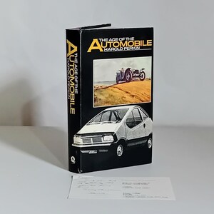 The Age Of The Automobile par Harold Perkin vintage Première édition relié publié par Quartet Books en 1976. Avec note manuscrite