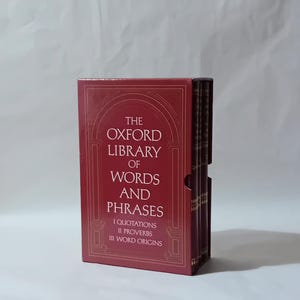 以下が含まれることがあります： 「The Oxford Library of Words and Phrases」というタイトルの赤い箱に入った3冊の本のセット。本は「I. Quotations」、「II. Proverbs」、「III. Word Origins」というタイトルです。