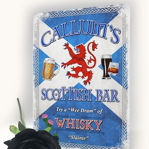 Peut inclure: Une enseigne bleue et blanche avec le texte "Callum's Scottish Bar" et un lion écossais rouge. L'enseigne présente également un verre de bière, un verre de whisky et le texte "Try a "Wee Dram" of WHISKY "Slainte""