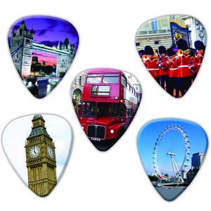 Könnte beinhalten: Satz von sechs Gitarrenplektrum mit ikonischen Londoner Sehenswürdigkeiten. Die Plektrum zeigen Bilder von Big Ben, dem London Eye, der Tower Bridge, einem roten Doppeldeckerbus, dem Buckingham Palace und der königlichen Garde.