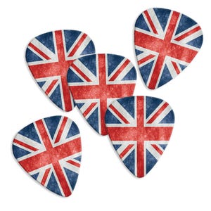 Könnte beinhalten: Fünf Gitarrenplektren mit dem Union Jack-Flaggen-Design. Die Plektren sind rot, weiß und blau, mit einem Used-Look. Sie sind auf einem weißen Hintergrund angeordnet.