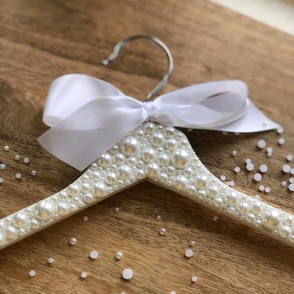 Pearl Wedding Dress Hanger for Bride or Bridal Party / Wedding Day Accessory / Pearls / Pearlescent / White / Ivory / Bling / Customizable