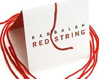 Könnte beinhalten: Rote Schnur mit einer weißen Karte, auf der "Kabbalah Red String" steht.