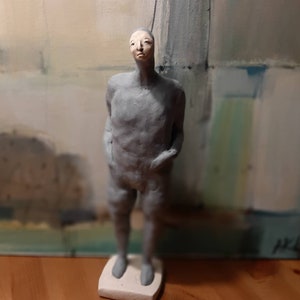 Mały nurek, niebieski / unikatowa stojąca rzeźba ceramiczna / postać męska