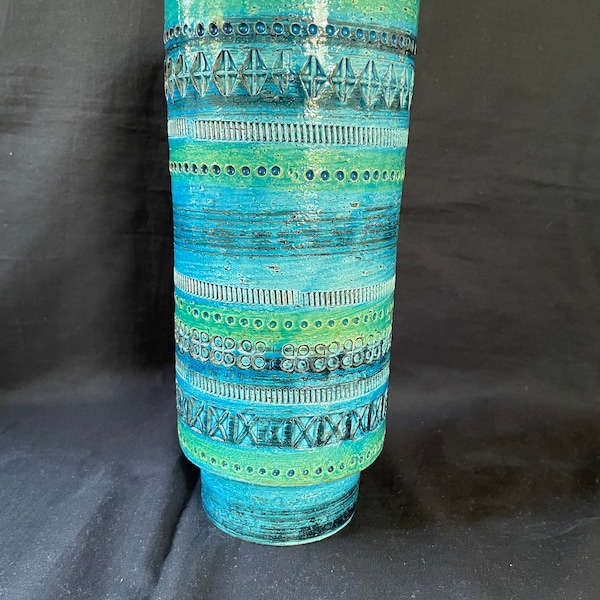 Aldo Londi for Bitossi. Large Cylindrical vase in Rimini-blue glazed ceramics.
