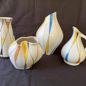 Raro set di 4 vasi decorativi Zeller Keramik di metà secolo, opera di Georg Schmider, 1818.