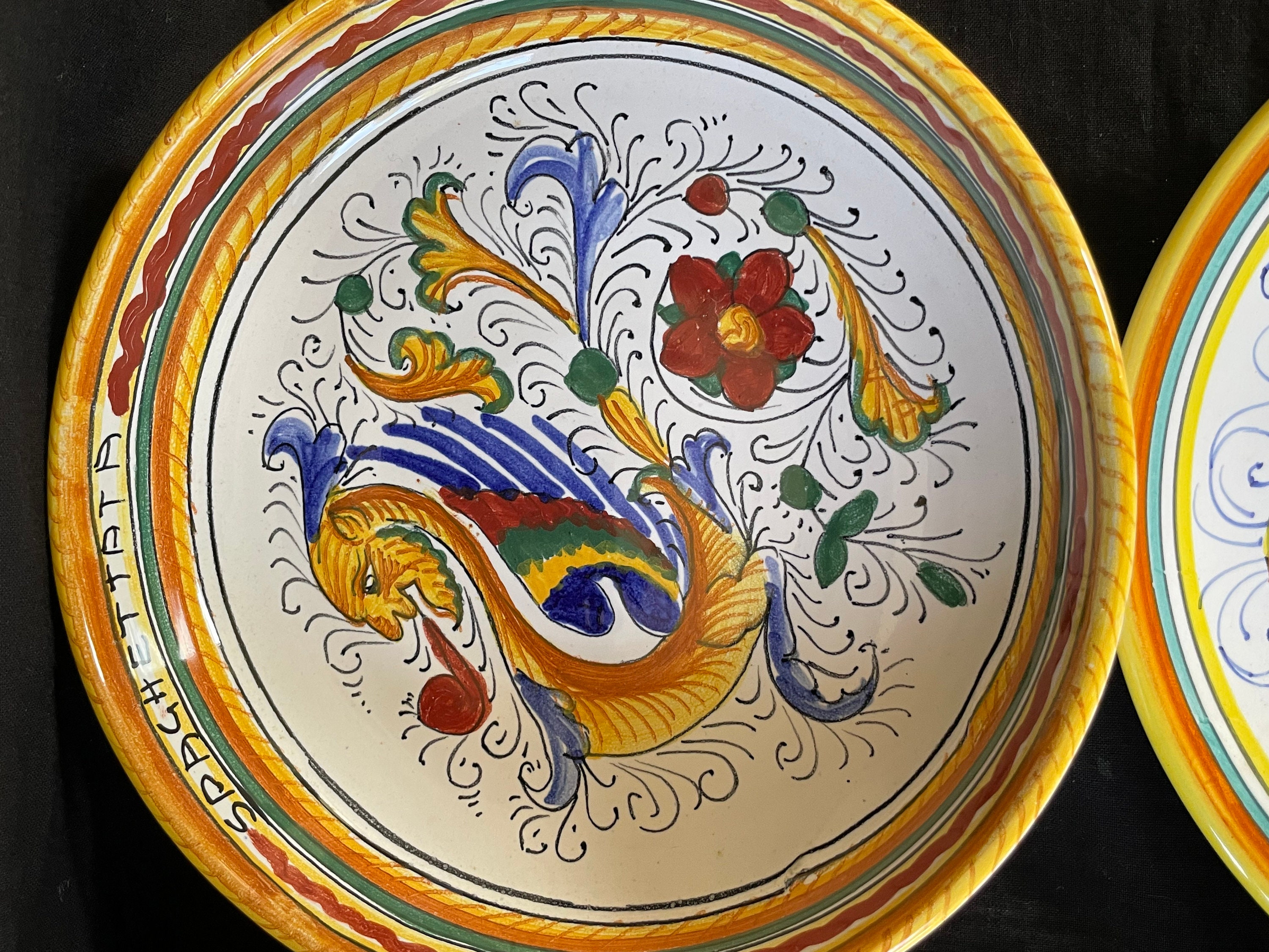 デルータのイタリア製陶器4点、皿3枚、プレート1枚。底にマーク