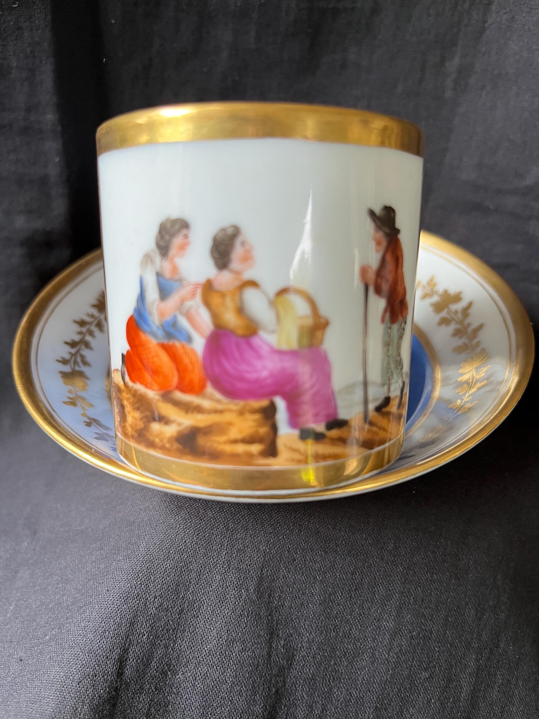 6 Tasses & Soucoupes Anciennes En Porcelaine De Paris, XIXe Siècle - Blanc Et Or