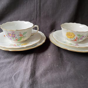 Set aus 2 Meissener Porzellantassen und Untertassen sowie Kuchentellern. Gemarkt mit gekreuzten Schwertern.