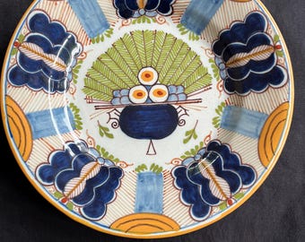 antiker holländischer Keramik DELFT Polychromie Pfau Platte. Rückseite gemarkt