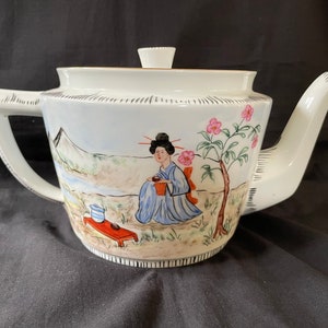 Very Rare antique Royal Copenhagen teapot chinese decoration. Signed bij maker
