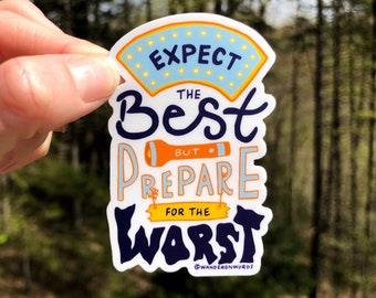 Pode incluir: Um adesivo branco com um design azul e laranja. O adesivo diz "Expect the Best but Prepare for the Worst" com um pequeno gráfico de lanterna e o texto "@wanderonwords" na parte inferior.