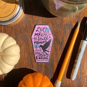Adesivo de exploração de mistério escrito à mão, adesivo de Edgar Allan Poe, adesivo de arte de outono, citação de Edgar Allan Poe, adesivo de arte assustador, arte de Halloween