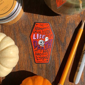 Handbeschriftetes Leben vom Tod Aufkleber, Edgar Allan Poe Aufkleber, Herbst Aufkleber, Edgar Allan Poe Kunst, Gruseliger Aufkleber, Halloween Kunst