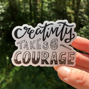 Adesivo de criatividade com letras à mão exige coragem, Adesivo de coragem, Adesivo de criatividade, Adesivo de artista, Arte de jovem artista, Adesivo com letras à mão