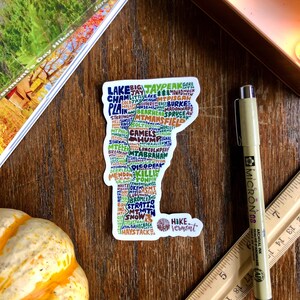 Adesivo de caminhada em Vermont com letras à mão, adesivo das montanhas de Vermont, adesivo de Vermont, adesivo de amante ao ar livre, arte de Vermont, adesivo com letras à mão