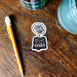 Handgeschreven Be Humble Be Noble-sticker, inspirerende sticker, Servisch gezegde sticker, inspirerende citaatsticker, handgeschreven sticker