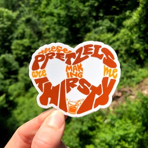 Adesivo escrito à mão: Esses pretzels estão me deixando com sede, Adesivo com citação de Seinfeld, Adesivo engraçado, Adesivo de sitcom, Arte escrita à mão