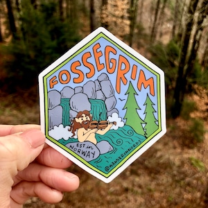 Handbeschrifteter Fossegrim-Aufkleber, Fossegrim-Kunstaufkleber, Mythologischer Aufkleber, Handgezeichneter Aufkleber, Cryptid Art, norwegische Mythen