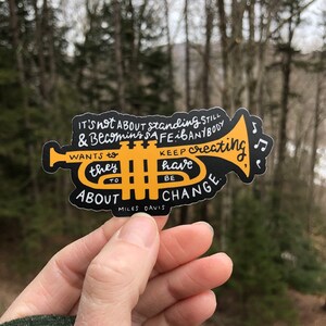 Sticker handgeschreven Be About Change, Miles Davis-sticker, inspirerende kunstenaarssticker, trompetsticker, kunststicker met letters