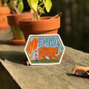 Adesivo Old Slipperyskin com letras à mão, adesivo de Vermont, adesivo de bicho mitológico, adesivo desenhado à mão, adesivo de arte de Vermont