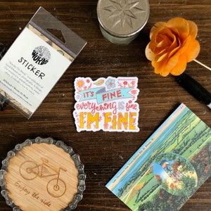 Handbeschrifteter It's Fine-Aufkleber, Inspirationsaufkleber, lustiger Frühlingsaufkleber, Blumiger Aufkleber, handbeschrifteter Aufkleber, Motivationsaufkleber