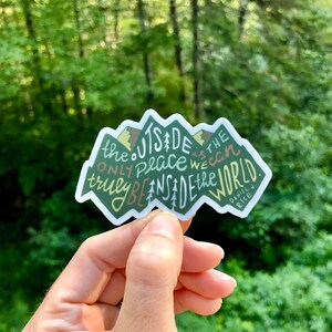 Sticker handgeschreven binnen de wereld, sticker berg, sticker natuurliefhebber, sticker natuurliefhebber, sticker boom, sticker met letters, sticker buiten