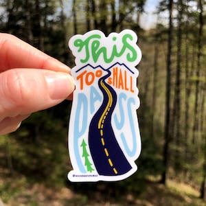 Sticker handgeschreven sticker This Shall Pass, inspirerende natuursticker, opbeurende sticker, campersticker kunst, bemoedigende sticker, autosticker