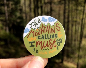 Adesivo Montagne Chiamate Scritto a Mano, Adesivo Amante della Natura, Adesivo Artistico John Muir