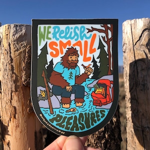 Adesivo Relish Small Pleasures, Adesivo Pé Grande, Adesivo Aventureiro, Adesivo Caminhante, Adesivo de Arte Sasquatch, Adesivo Amante da Natureza