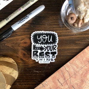 Adesivo Best Thing scritto a mano, Adesivo di ispirazione trasparente, Adesivo edificante, Adesivo per amico, Adesivo scritto a mano, Arte motivazionale