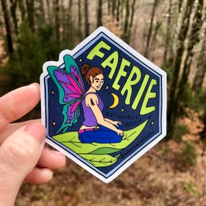 Adesivo Faerie scritto a mano, adesivo arte faerie, adesivo creatura mitologica, adesivo disegnato a mano, arte criptica, arte fatata, adesivo fatato, adesivo fatato