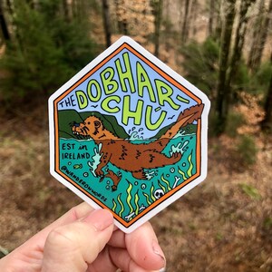Adesivo Dobhar-Chu com letras à mão, Arte Dobhar-Chu, Adesivo de bicho mitológico, Adesivo desenhado à mão, Arte Cryptid, Cryptid irlandês, Arte da Irlanda