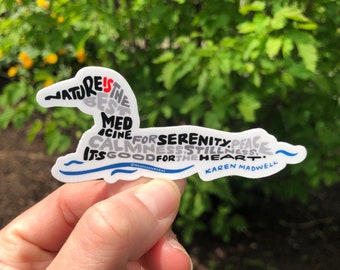 Könnte beinhalten: Weißer Aufkleber in Form eines Seetaucher mit dem Text "Nature is the best medicine for serenity, peace, calmness, stillness. It's good for the heart." von Karen Madwell.