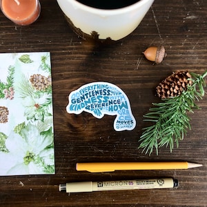 Sticker handgeschreven zeekoe, inspirerende sticker, sticker vriendelijkheid, sticker vriendelijkheid, sticker zachtheid, zeekoe kunst, sticker vriendelijkheid citaat