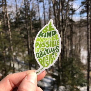 Sticker handgeschreven be Kind, sticker natuurliefhebber, opbeurende sticker, sticker bladkunst, handgeschreven kunst, sticker vriendelijkheid