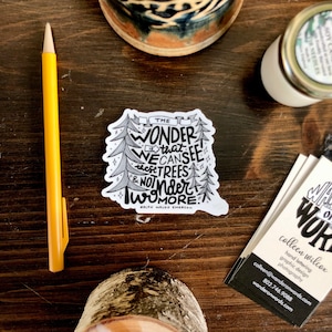 Hand-Lettered Wonder van Bomen Sticker, Natuur Lover Sticker, Outdoor Enthusiast Sticker, Boom Sticker, Natuur Sticker, Hand-Lettered Sticker