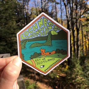 Sticker monstre du Loch Ness avec inscriptions, sticker art Ecosse, sticker créature mythologique, sticker dessiné à la main, art cryptide, art Nessie