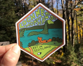 Handbeschrifteter Loch Ness Monster Aufkleber, Schottland Kunst Aufkleber, Mythologischer Aufkleber, Handgezeichneter Aufkleber, Cryptid Art, Nessie Art