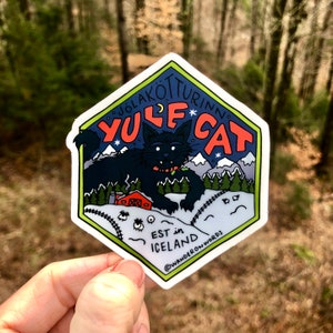 Adesivo con gatto di Yule scritto a mano, arte di Jolakotturinn, adesivo con creatura mitologica, adesivo disegnato a mano, arte criptica, criptica islandese