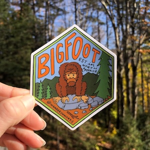 Adesivo Bigfoot scritto a mano, adesivo Bigfoot Art, adesivo creatura mitologica, adesivo disegnato a mano, arte criptide, arte Sasquatch