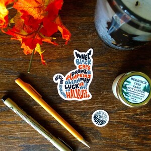 Adesivo de gato de Halloween com letras à mão, adesivo de Halloween, adesivo de gato preto, adesivo com letras à mão, adesivo de outubro, adesivo de gato, arte de gato