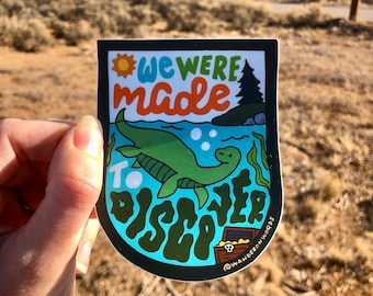 Pegatina Made To Discover, pegatina de monstruo del lago, pegatina de aventurero, pegatina inspiradora, pegatina de Champ Art, pegatina de monstruo del lago Ness