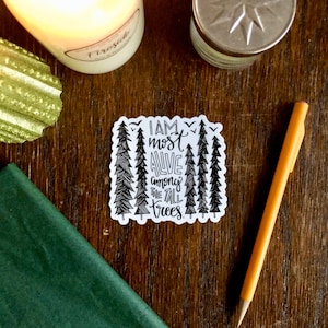 Adesivo con alberi alti scritto a mano, adesivo per amanti della natura, adesivo per amanti dell'aria aperta, adesivo per alberi, adesivo per la natura, adesivo scritto a mano
