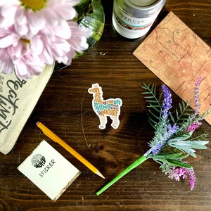 Pegatina de llama curiosa escrita a mano, Pegatina inspiradora de la naturaleza, Pegatina de llama, Arte de cita de curiosidad, Pegatina de animales