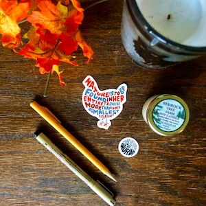 Pegatina de pollo escrita a mano, pegatina de arte de pollo, pegatina de animal, pegatina de animal inspiradora, pegatina con cita de animal, arte escrito a mano