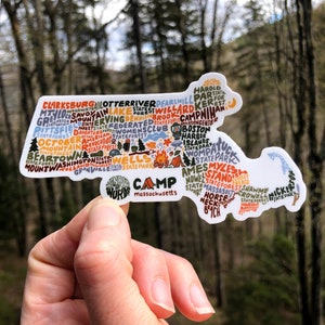 Sticker camp Massachusetts avec inscription manuscrite, Sticker parcs du Massachusetts, Sticker Massachusetts, Sticker amoureux de plein air, Art du Massachusetts