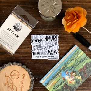 Pegatina de inspiración clara escrita a mano en el trabajo del día, pegatina de naturaleza, pegatina de cita de Frank Lloyd Wright, pegatina de naturaleza inspiradora