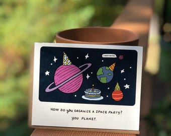 Tarjeta de felicitación con juego de palabras planetario ilustrado de fiesta espacial