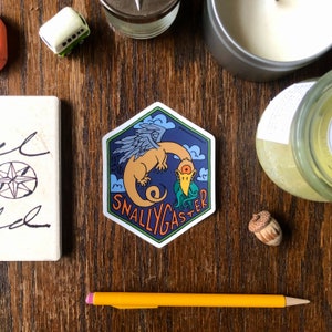 Adesivo Snallygaster com letras à mão, adesivo de bicho de Maryland, adesivo de bicho mitológico, adesivo desenhado à mão, arte de Maryland, adesivo estranho